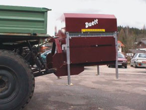 Duett edger connected to unimog hydraulics
